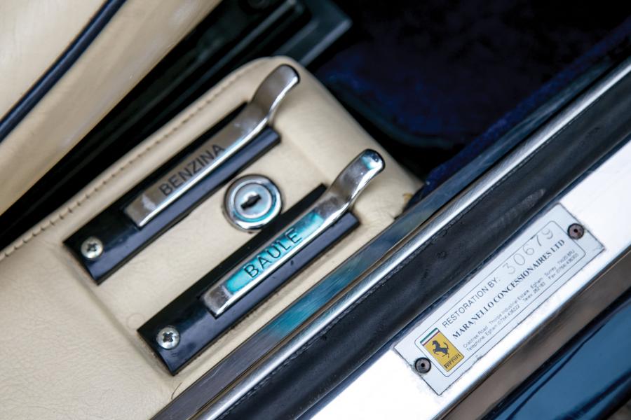 Детали интерьера Ferrari 400 Automatic i 1980 года  (UK) (фото 20 из 21)